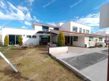 EXCELENTE RESIDENCIA EN METEPEC