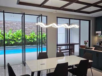 Dijual Rumah baru classic modern dengan kolam renang di Singgasana Pradana Darmakusuma