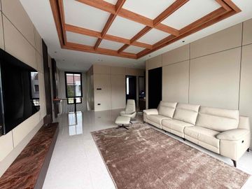 Dijual Rumah baru classic modern dengan kolam renang di Singgasana Pradana Darmakusuma