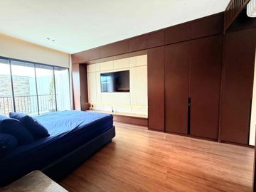 Dijual Rumah baru classic modern dengan kolam renang di Singgasana Pradana Darmakusuma