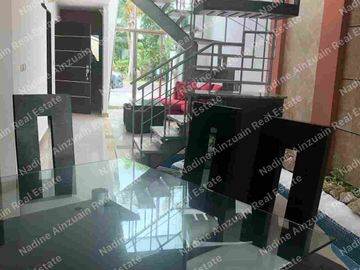 SE RENTA CASA TOTALMENTE AMUEBLADA EN RESIDENCIAL PALMARIS BY CUMBRES CANCÚN, SOBRE AVENIDA HUAYACAN, SEGURIDAD2 24 HORAS, AMENIDADES.