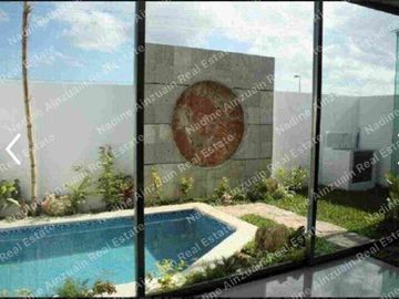 SE RENTA CASA TOTALMENTE AMUEBLADA EN RESIDENCIAL PALMARIS BY CUMBRES CANCÚN, SOBRE AVENIDA HUAYACAN, SEGURIDAD2 24 HORAS, AMENIDADES.
