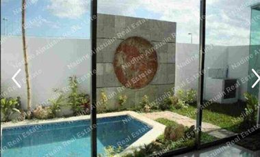 SE RENTA CASA TOTALMENTE AMUEBLADA EN RESIDENCIAL PALMARIS BY CUMBRES CANCÚN, SOBRE AVENIDA HUAYACAN, SEGURIDAD2 24 HORAS, AMENIDADES.