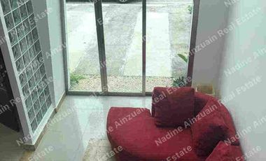 SE RENTA CASA TOTALMENTE AMUEBLADA EN RESIDENCIAL PALMARIS BY CUMBRES CANCÚN, SOBRE AVENIDA HUAYACAN, SEGURIDAD2 24 HORAS, AMENIDADES.