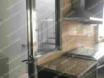 SE RENTA CASA TOTALMENTE AMUEBLADA EN RESIDENCIAL PALMARIS BY CUMBRES CANCÚN, SOBRE AVENIDA HUAYACAN, SEGURIDAD2 24 HORAS, AMENIDADES.
