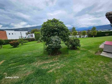 Exelente Oportunidad en Venta 
Tumbaco Sector San Jose de la Viña Terreno con casa + Suite
Dentro de Urbanización Privada .
