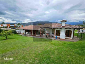 Exelente Oportunidad en Venta 
Tumbaco Sector San Jose de la Viña Terreno con casa + Suite
Dentro de Urbanización Privada .