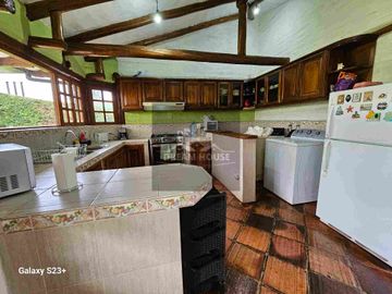 Exelente Oportunidad en Venta 
Tumbaco Sector San Jose de la Viña Terreno con casa + Suite
Dentro de Urbanización Privada .