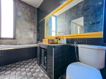 House for Sale in Ayutthaya – Uthai District, Thanū Subdistrict European-Style House with 226.6 sq.wah Land Near Rojana Industrial Estate