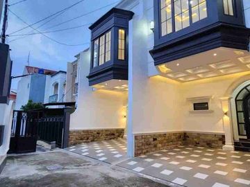 Rumah Klasik Siap Huni diapit Pintu Tol Krukut dan Pintu Tol Kukusan Beji Depok