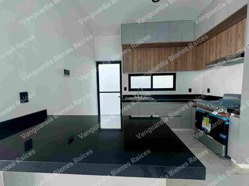 Casa nueva con recamara y baño en planta baja. Fraccionamiento con vigilancia, zona Norte de Cuernavaca