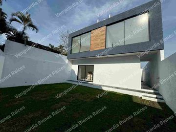 Casa nueva con recamara y baño en planta baja. Fraccionamiento con vigilancia, zona Norte de Cuernavaca