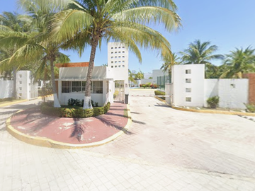 CASA EN CAMPECHE, MUY AMPLIA, ACABADOS DE LUJO, CUENTA CON TODOS LOS SERVICIOS Y AMENIDADES.