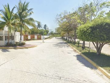 CASA EN CAMPECHE, MUY AMPLIA, ACABADOS DE LUJO, CUENTA CON TODOS LOS SERVICIOS Y AMENIDADES.