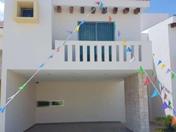 CASA EN CAMPECHE, MUY AMPLIA, ACABADOS DE LUJO, CUENTA CON TODOS LOS SERVICIOS Y AMENIDADES.
