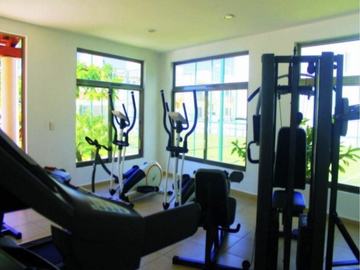 CASA EN CAMPECHE, MUY AMPLIA, ACABADOS DE LUJO, CUENTA CON TODOS LOS SERVICIOS Y AMENIDADES.