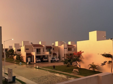 CASA EN CAMPECHE, MUY AMPLIA, ACABADOS DE LUJO, CUENTA CON TODOS LOS SERVICIOS Y AMENIDADES.