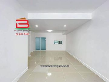 ทาวน์เฮาส์ เนื้อที่ 17.5 ตร.ว. หมู่บ้านเดอะคัลเลอร์ส รังสิต-ลำลูกกา คลอง 4 ถนนรังสิต-นครนายก ตำบลลาดสวาย อำเภอลำลูกกา ปทุมธานี