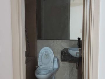 Apartemen One Icon Residence 2BR Baru Kosongan View Pool
