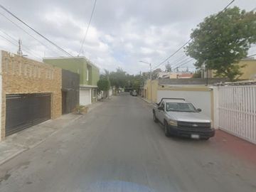 CASA EN CAMPECHE CERCA DE LA PLAYA , MUY AMPLIA, ACABADOS DE LUJO, CUENTA CON TODOS LOS SERVICIOS.