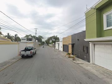CASA EN CAMPECHE CERCA DE LA PLAYA , MUY AMPLIA, ACABADOS DE LUJO, CUENTA CON TODOS LOS SERVICIOS.