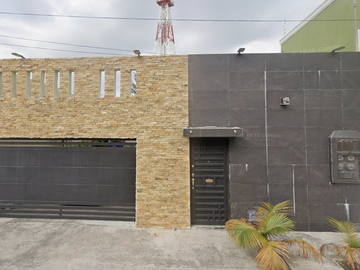 CASA EN CAMPECHE CERCA DE LA PLAYA , MUY AMPLIA, ACABADOS DE LUJO, CUENTA CON TODOS LOS SERVICIOS.
