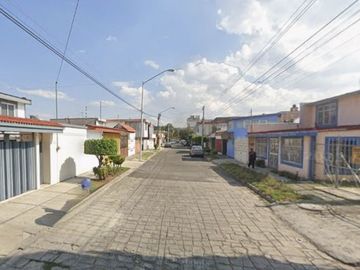 CASA EN PUEBLA, MUY AMPLIA, ACABADOS DE LUJO, CUENTA CON TODOS LOS SERVICIOS Y AMENIDADES Y UNA ZONA MUY TRANQUILA.