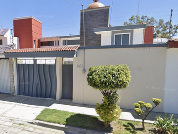 CASA EN PUEBLA, MUY AMPLIA, ACABADOS DE LUJO, CUENTA CON TODOS LOS SERVICIOS Y AMENIDADES Y UNA ZONA MUY TRANQUILA.