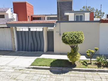 CASA EN PUEBLA, MUY AMPLIA, ACABADOS DE LUJO, CUENTA CON TODOS LOS SERVICIOS Y AMENIDADES Y UNA ZONA MUY TRANQUILA.