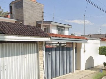 CASA EN PUEBLA, MUY AMPLIA, ACABADOS DE LUJO, CUENTA CON TODOS LOS SERVICIOS Y AMENIDADES Y UNA ZONA MUY TRANQUILA.