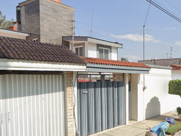 CASA EN PUEBLA, MUY AMPLIA, ACABADOS DE LUJO, CUENTA CON TODOS LOS SERVICIOS Y AMENIDADES Y UNA ZONA MUY TRANQUILA.