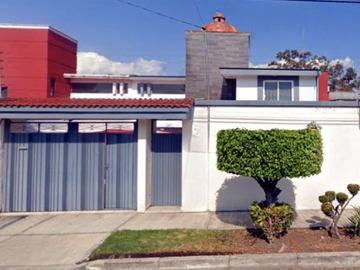 CASA EN PUEBLA, MUY AMPLIA, ACABADOS DE LUJO, CUENTA CON TODOS LOS SERVICIOS Y AMENIDADES Y UNA ZONA MUY TRANQUILA.
