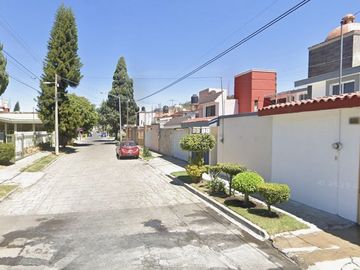CASA EN PUEBLA, MUY AMPLIA, ACABADOS DE LUJO, CUENTA CON TODOS LOS SERVICIOS Y AMENIDADES Y UNA ZONA MUY TRANQUILA.