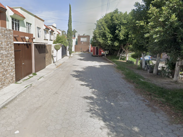CASA EN PUEBLA, MUY AMPLIA, ACABADOS DE LUJO, CUENTA CON TODOS LOS SERVICIOS Y AMENIDADES Y UNA ZONA MUY TRANQUILA.