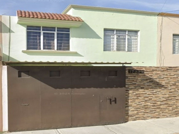 CASA EN PUEBLA, MUY AMPLIA, ACABADOS DE LUJO, CUENTA CON TODOS LOS SERVICIOS Y AMENIDADES Y UNA ZONA MUY TRANQUILA.