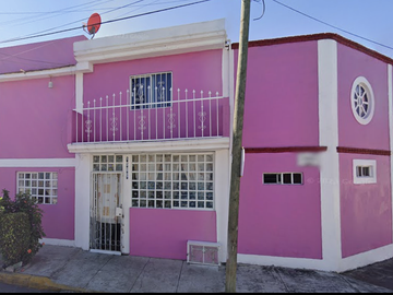 CASA EN PUEBLA, MUY AMPLIA, ACABADOS DE LUJO, CUENTA CON TODOS LOS SERVICIOS Y AMENIDADES Y UNA ZONA MUY TRANQUILA.