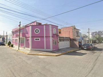 CASA EN PUEBLA, MUY AMPLIA, ACABADOS DE LUJO, CUENTA CON TODOS LOS SERVICIOS Y AMENIDADES Y UNA ZONA MUY TRANQUILA.