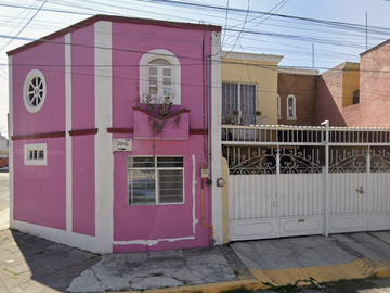 CASA EN PUEBLA, MUY AMPLIA, ACABADOS DE LUJO, CUENTA CON TODOS LOS SERVICIOS Y AMENIDADES Y UNA ZONA MUY TRANQUILA.