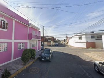 CASA EN PUEBLA, MUY AMPLIA, ACABADOS DE LUJO, CUENTA CON TODOS LOS SERVICIOS Y AMENIDADES Y UNA ZONA MUY TRANQUILA.