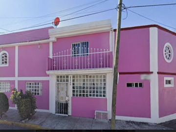 CASA EN PUEBLA, MUY AMPLIA, ACABADOS DE LUJO, CUENTA CON TODOS LOS SERVICIOS Y AMENIDADES Y UNA ZONA MUY TRANQUILA.