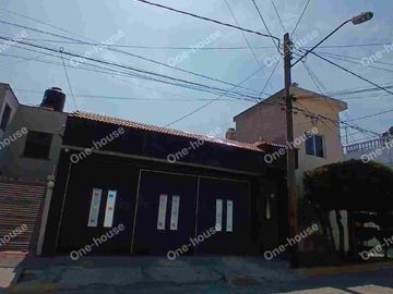 VENTA DE CASA RECIEN REMODELADA EN JACARANDAS