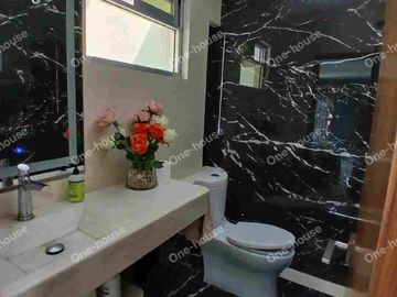 VENTA DE CASA RECIEN REMODELADA EN JACARANDAS