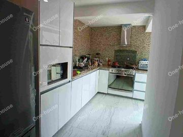 VENTA DE CASA RECIEN REMODELADA EN JACARANDAS