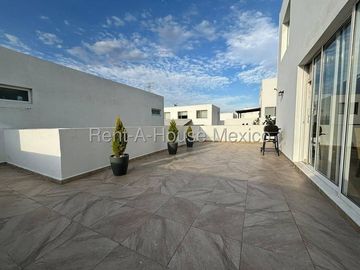 Departamento Dúplex en Renta en Punta Esmeralda Corregidora | Terraza Amplia | 2 habitaciones | 2.5 baños | área de Tv o estudio | Amenidades