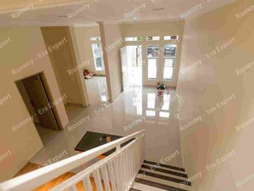 Dijual Rumah 2 Lantai Harga Murah Lokasi Strategis di Kayu Putih Rawamangun Jakarta Timur