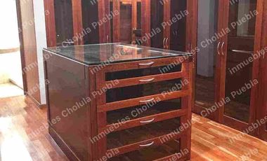 Aprovecha esta oportunidad única de vivir en Los Encinos, el fraccionamiento más exclusivo y seguro de Puebla y San Andrés Cholula, ubicado en Morillotla, aquí encontrarás la casa que siempre has soñado.