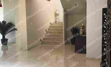 Aprovecha esta oportunidad única de vivir en Los Encinos, el fraccionamiento más exclusivo y seguro de Puebla y San Andrés Cholula, ubicado en Morillotla, aquí encontrarás la casa que siempre has soñado.