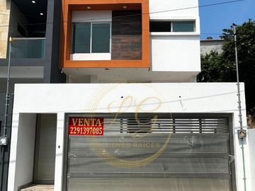 Casa nueva de 3 niveles con recámara en planta baja en Boca del Río
