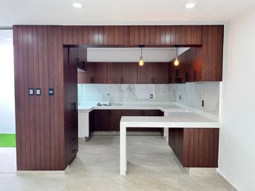 Casa nueva de 3 niveles con recámara en planta baja en Boca del Río