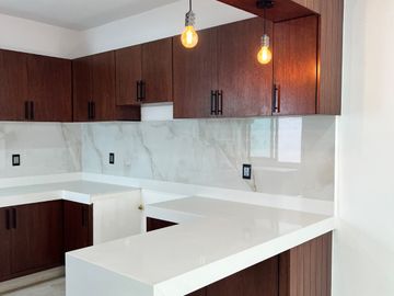 Casa nueva de 3 niveles con recámara en planta baja en Boca del Río